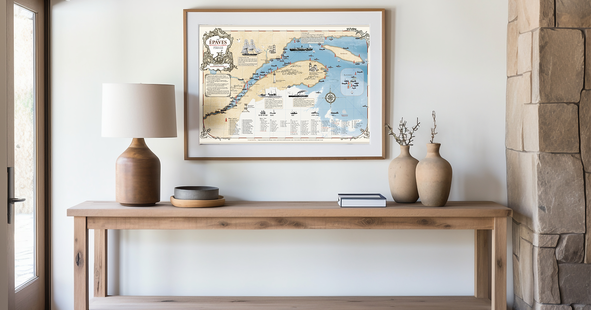 Affiche de la carte des épaves du fleuve Saint-Laurent encadrée au-dessus d'une console en bois